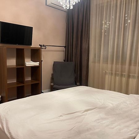 Room In A Private House - 5 Min From Therme And Airport Corbeanca Luaran gambar